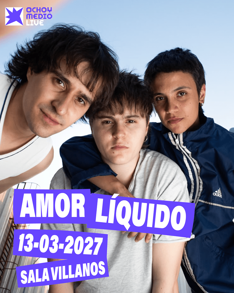 Promotional poster with three young men posing; text reads AMOR LIQUIDO, 13-03-2027, SALA VILLANOS, logo in top-left.