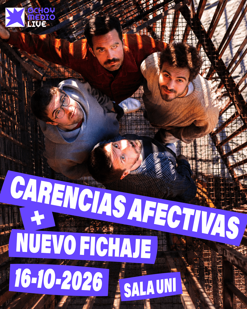 Poster image for Ochoy Medio Live: four men look up from a metal staircase with bold purple banners announcing 'Carencias Afectivas' + 'Nuevo Fichaje' and date 16-10-2026.