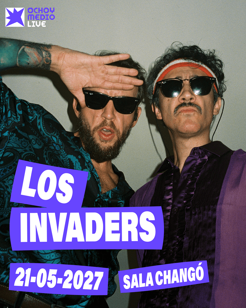 Poster for Los Invaders concert: two men in sunglasses posing, date 21-05-2027 at Sala Changó, with Choy Medio Live logo in the top-left.